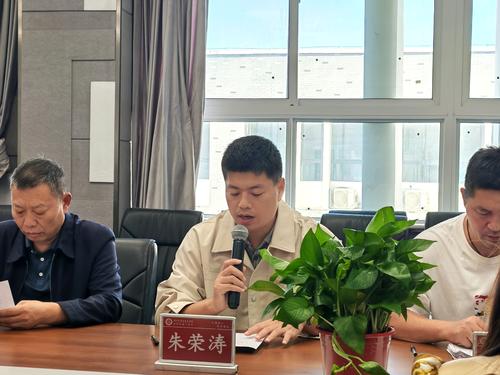 1副校长朱荣涛宣读拜师结对名单