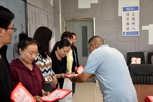 2校党委书记邵元辉为指导教师颁发聘书