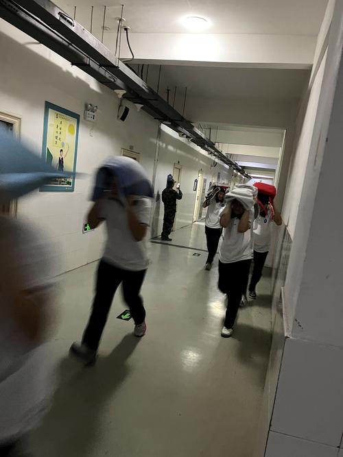 2有序向室外安全地带撤离