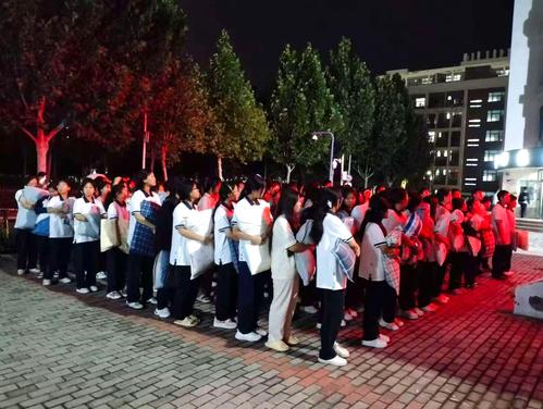 4学生认真听点评