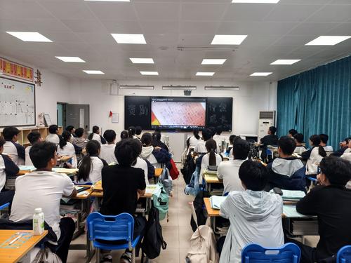 3学生观看国家资助的宣讲视频